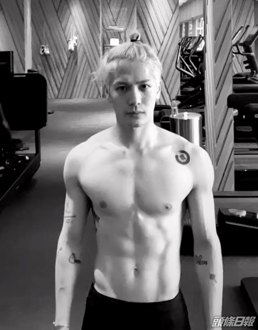 王嘉爾未有理會批評，昨日（21日）公開做gym片段騷身材。